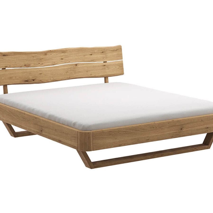 Bettgestell aus massiver Wildeiche mit Baumkante und sandgestrahlter Oberfläche im natürlichen Design.