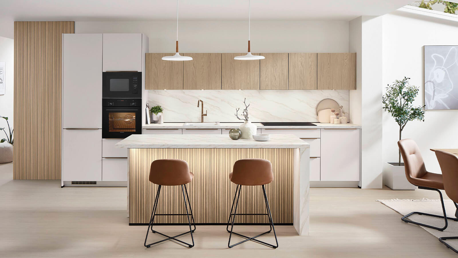 Inselküche mit integriertem Essplatz im EM-Softline/EM-Structura-Design, kombiniert aus weißen matten Lackfronten und Holzdekor in Eiche-Optik, ergänzt durch eine Arbeitsplatte in Carrara-Bronze-Marmor-Nachbildung.