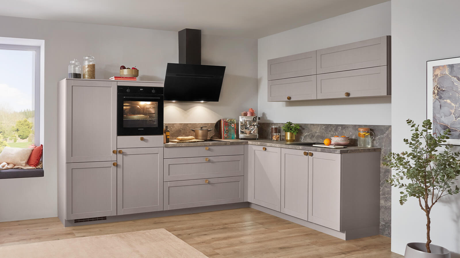 Winkelküche im EM-Frame-Design mit Fronten in Holzstruktur Macchiato und Arbeitsplatte in Marmor Pangea Grey Nachbildung.