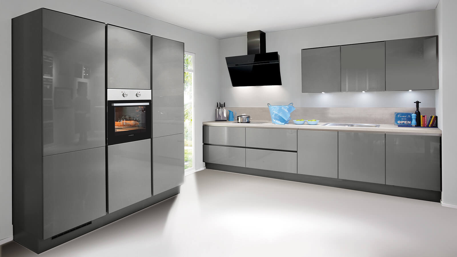 Moderne zweizeilige Küche im EM-Flash-Design mit Fronten in schiefergrauem Hochglanz-Lacklaminat und Arbeitsplatte in Beton-Grau-Nachbildung.