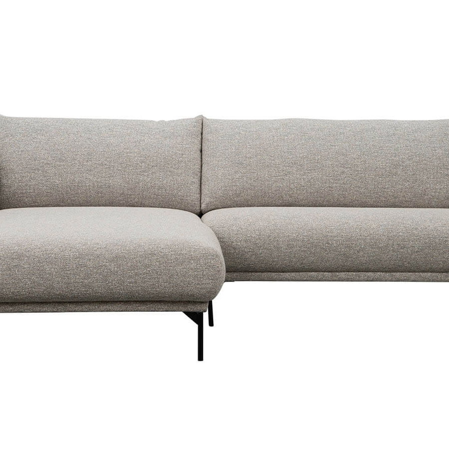 Ecksofa Joana von Jakobsen Copenhagen in Beige mit Chenilleflachgewebe, schwarzem Metallgestell, großzügiger Sitzfläche und losen Rückenkissen im modernen skandinavischen Design.