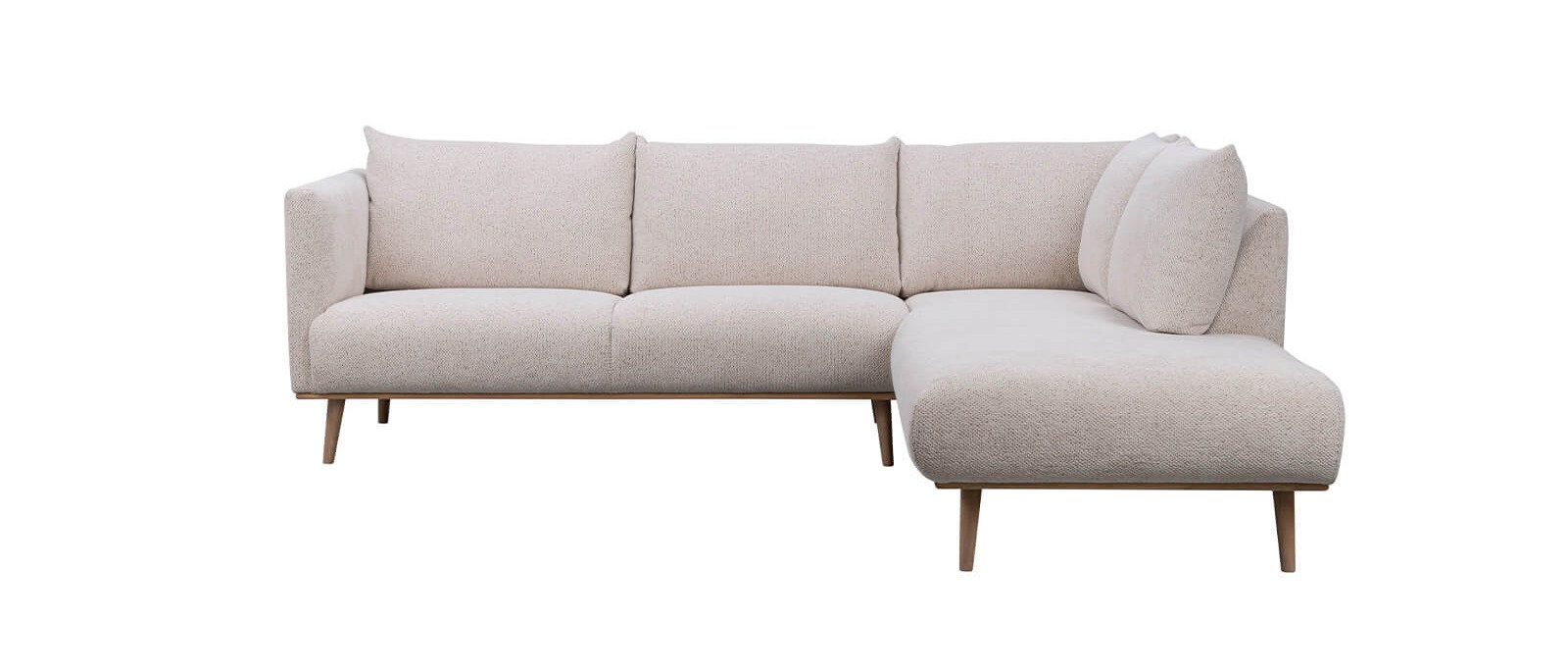 Ecrufarbenes Ecksofa mit rechter Ecke, Eichenholzfüßen und gepolsterter Sitz- und Rückenfläche im modernen Design.