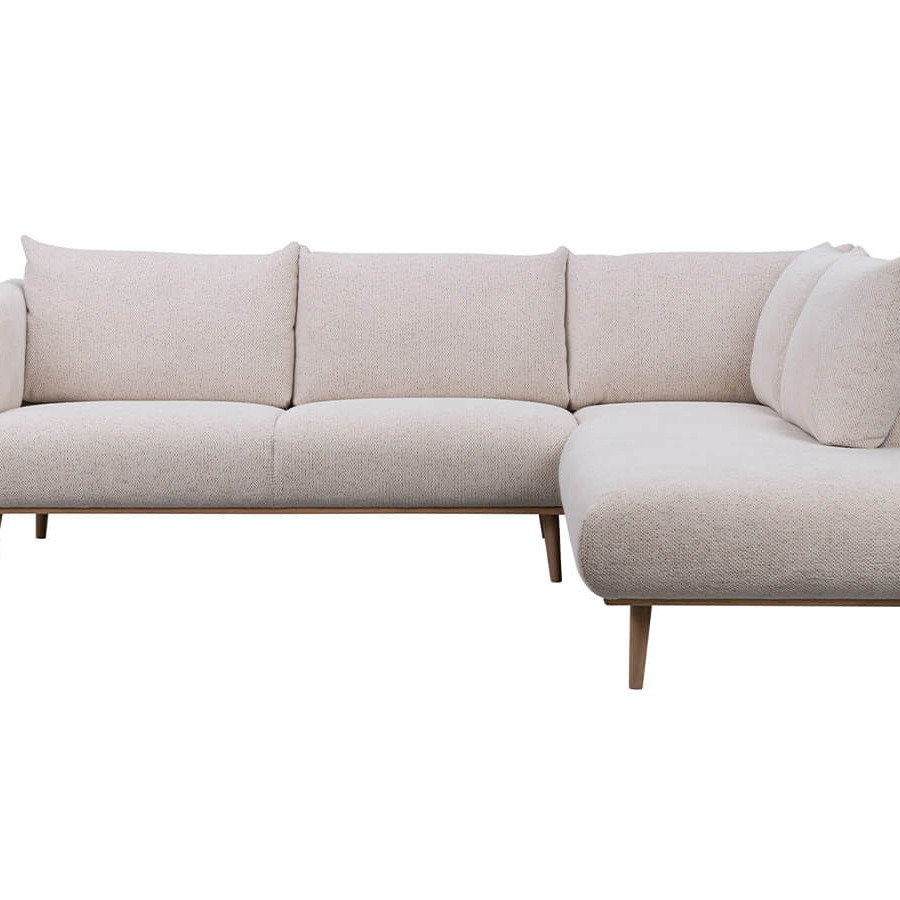 Ecrufarbenes Ecksofa mit rechter Ecke, Eichenholzfüßen und gepolsterter Sitz- und Rückenfläche im modernen Design.