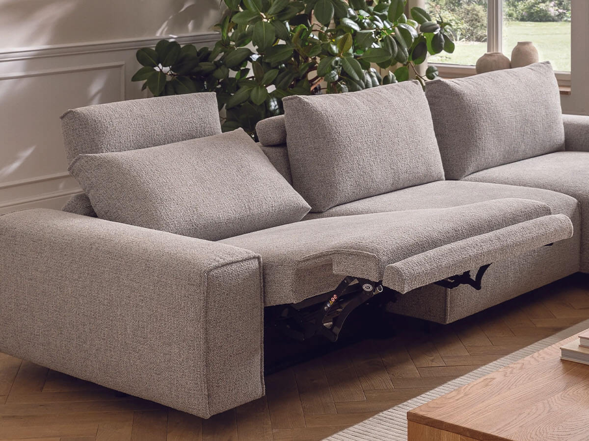 Graues Ecksofa mit Longchair rechts, Relaxfunktion und weicher Polsterung im modernen Design.