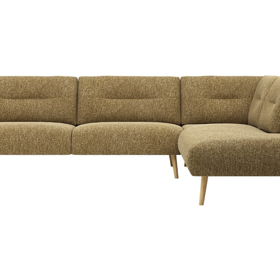 Curryfarbenes Ecksofa im skandinavischen Design mit Eichenholzfüßen und gepolsterter Sitz- und Rückenfläche.