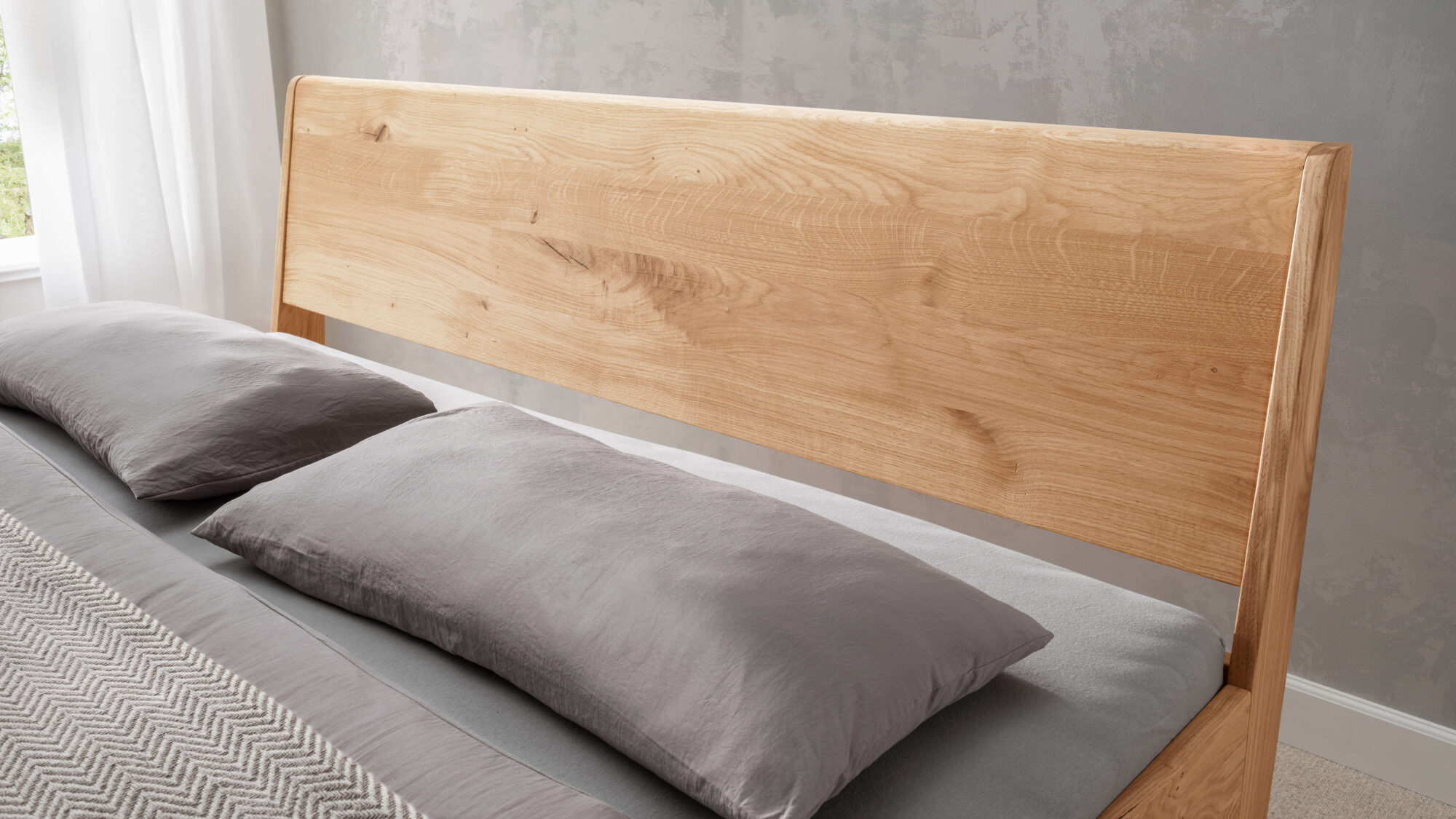 Echtholzbett als Grundlage f&uuml;r ein modernes Schlafzimmer
