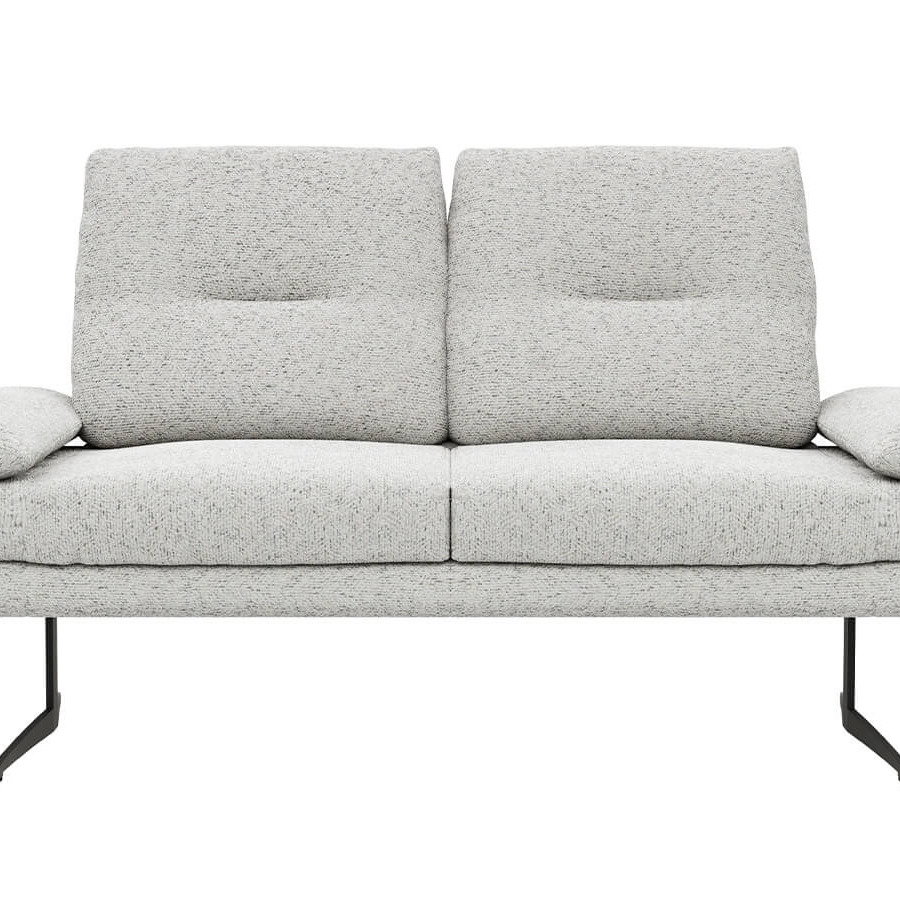 Kompaktes 2-Sitzer Sofa in Offwhite mit schwarzem Metallkufen-Gestell und verstellbaren Funktionen im modernen Design.
