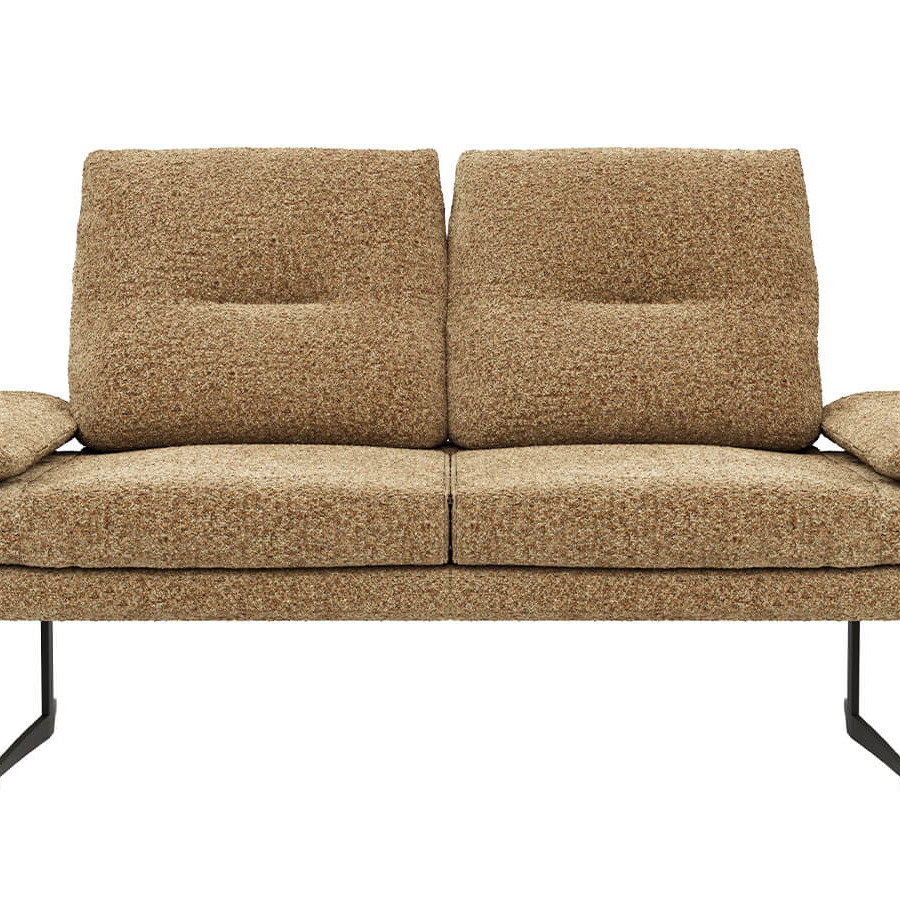 Kompaktes 2-Sitzer Sofa in Cognac mit schwarzem Metallkufen-Gestell und verstellbarer Rückenlehne im modernen Design.