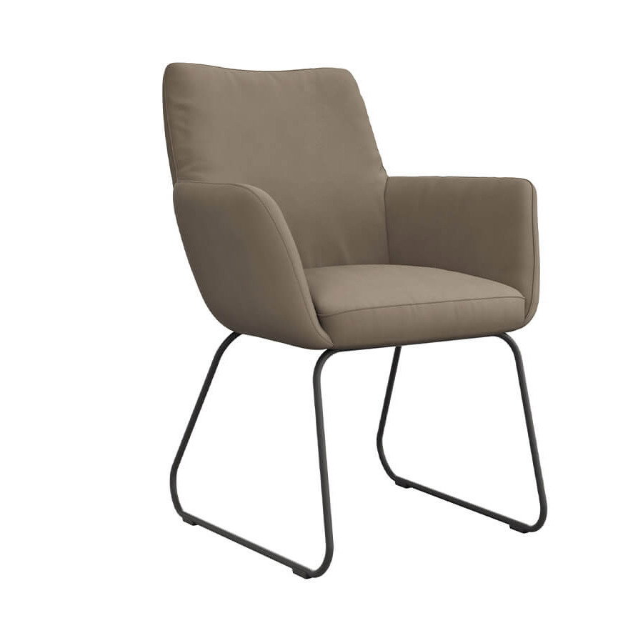 Moderner Armlehnstuhl Nashfield Comfort aus taupefarbenem Leder mit schwarzem Metall-Kufengestell für Esszimmer und Wohnbereich.
