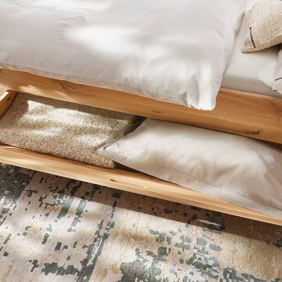 Bettkasten aus massiver Asteiche in Bianco als praktische Stauraumlösung fürs Schlafzimmer