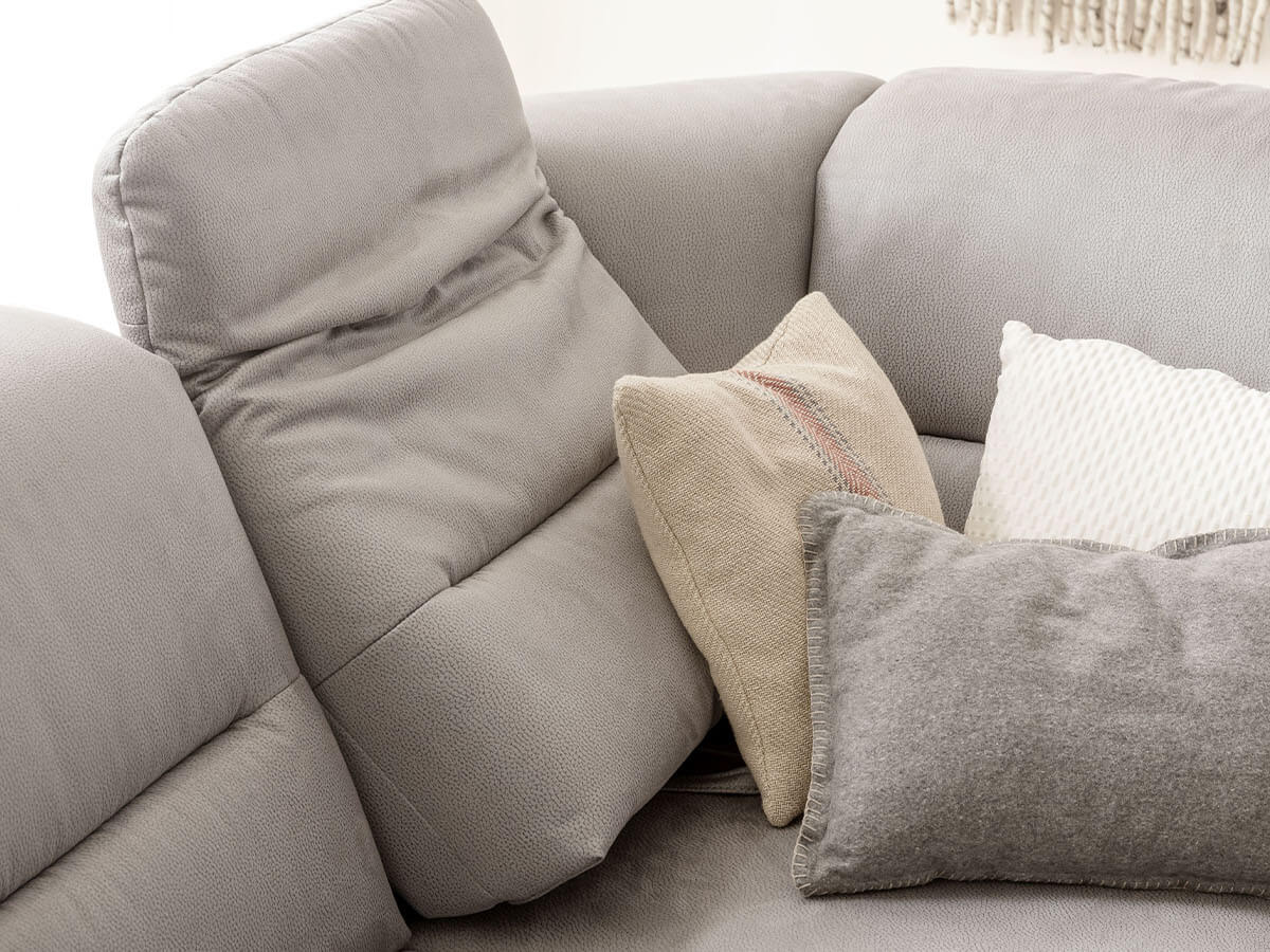 Modernes Ecksofa in Mandel mit Vorziehfunktion, Relaxr&uuml;cken und Stauraum im Wohnzimmer