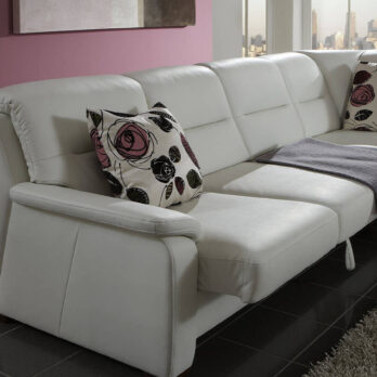 Modernes Ecksofa in Mandel mit Vorziehfunktion, Relaxrücken und Stauraum im Wohnzimmer