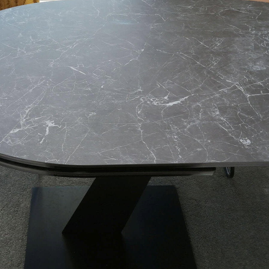 Moderner ausziehbarer Esstisch in Anthrazit mit Keramikplatte und ovalem Design im Esszimmer
