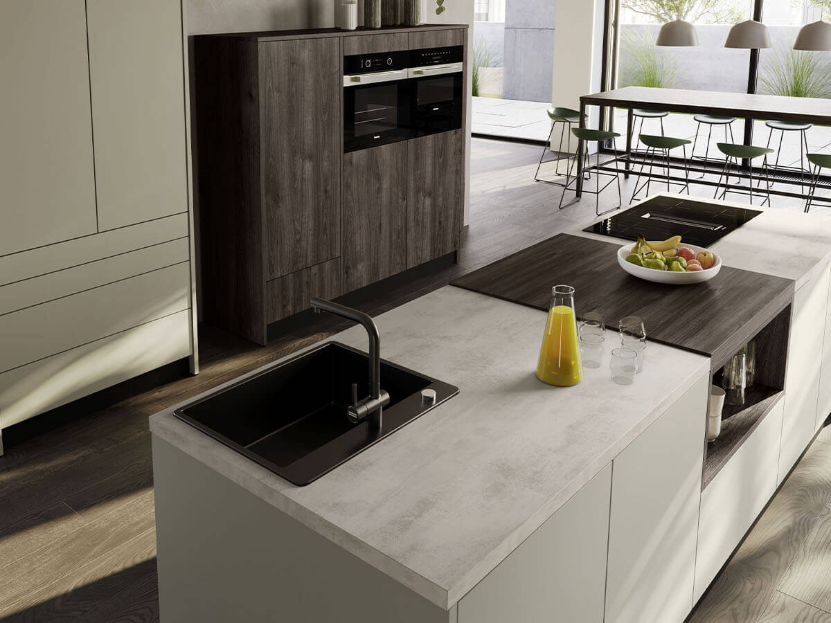 Moderne Inselk&uuml;che in Kieselgrau mit Miele Einbauger&auml;ten von Contur-K&uuml;che