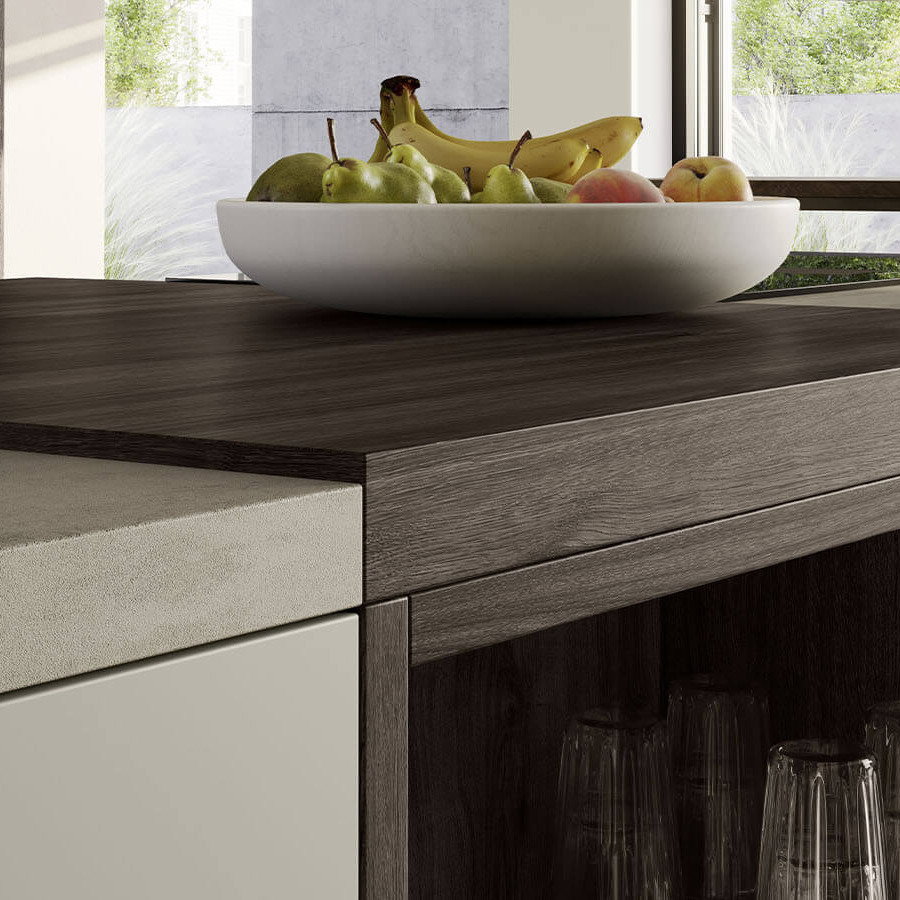 Moderne Inselküche in Kieselgrau mit Miele Einbaugeräten von Contur-Küche