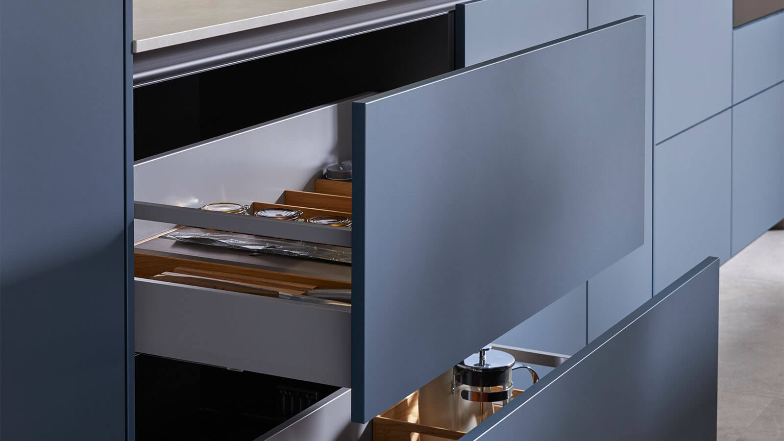 Moderne Inselküche in dunkler Eiche mit Miele Einbaugeräten und großzügiger Kücheninsel
