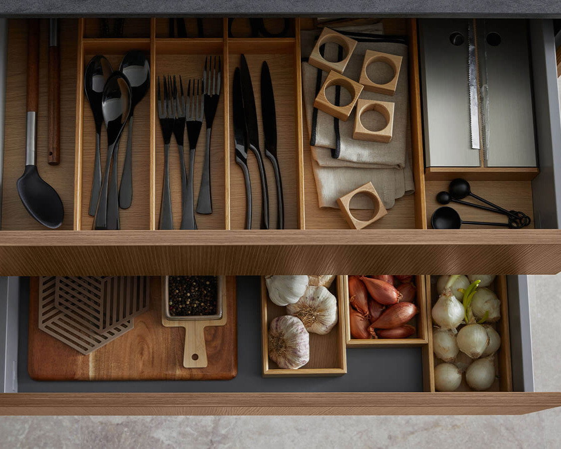 Moderne Inselküche in dunkler Eiche mit Miele Einbaugeräten und großzügiger Kücheninsel