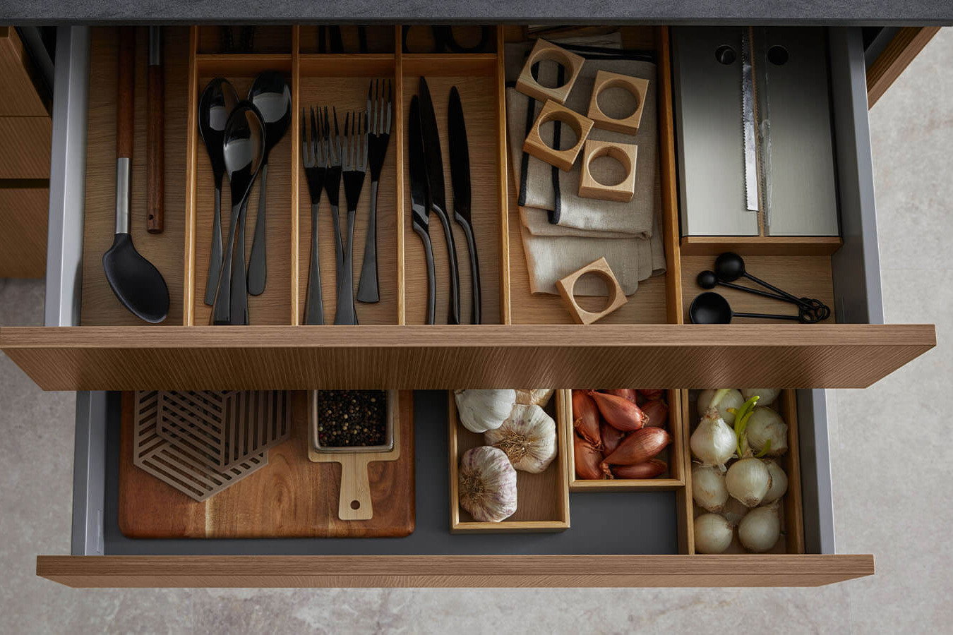 Moderne Inselküche in dunkler Eiche mit Miele Einbaugeräten und großzügiger Kücheninsel