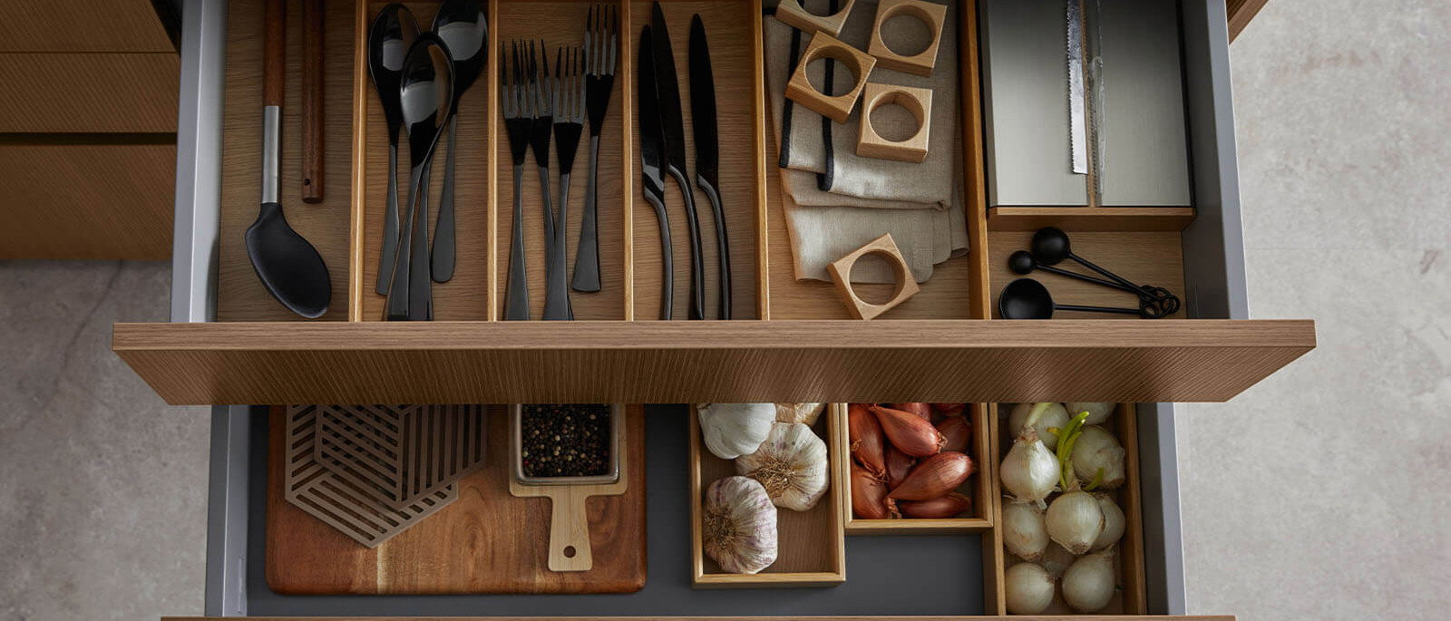 Moderne Inselküche in dunkler Eiche mit Miele Einbaugeräten und großzügiger Kücheninsel