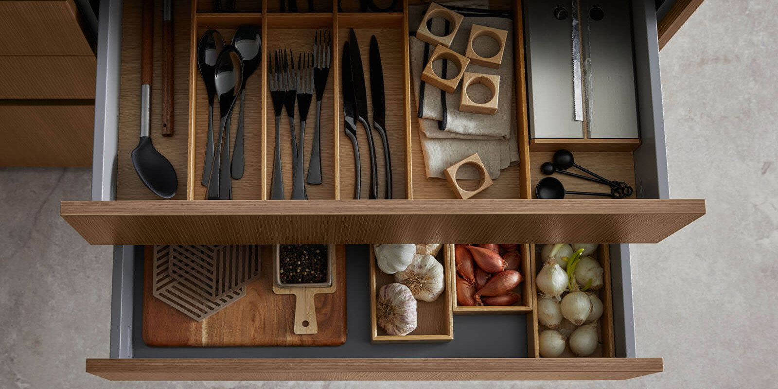 Moderne Inselküche in dunkler Eiche mit Miele Einbaugeräten und großzügiger Kücheninsel