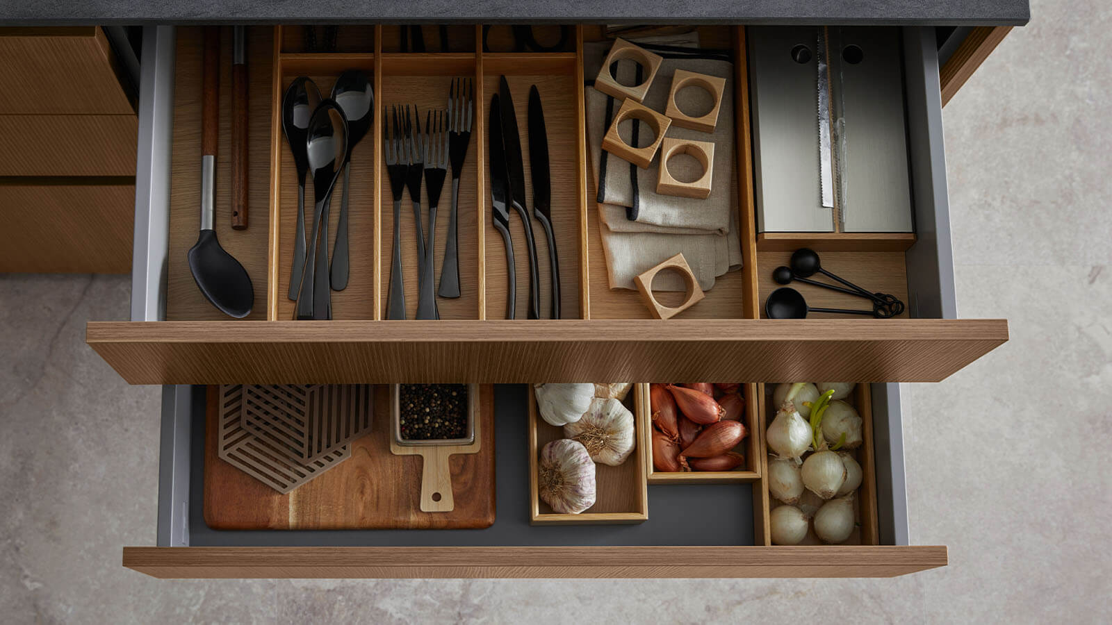 Moderne Inselküche in dunkler Eiche mit Miele Einbaugeräten und großzügiger Kücheninsel