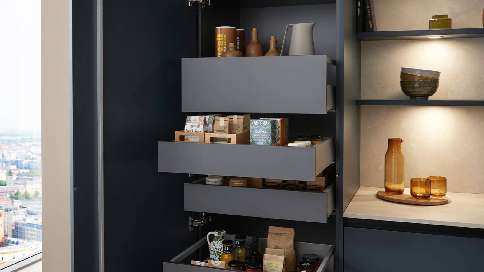 Moderne Inselk&uuml;che in dunkler Eiche mit Miele Einbauger&auml;ten und gro&szlig;z&uuml;giger K&uuml;cheninsel