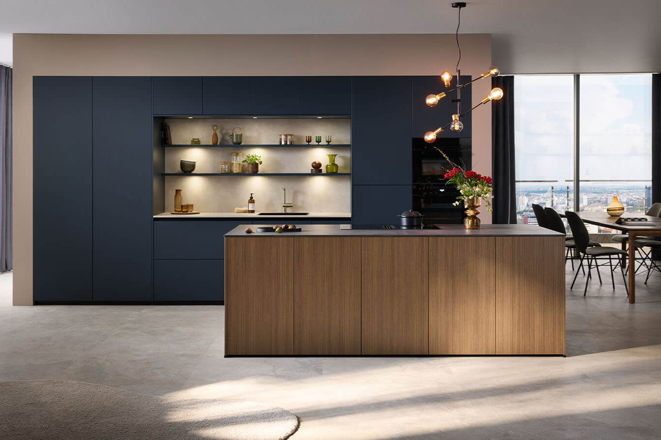 Moderne Inselküche in dunkler Eiche mit Miele Einbaugeräten und großzügiger Kücheninsel