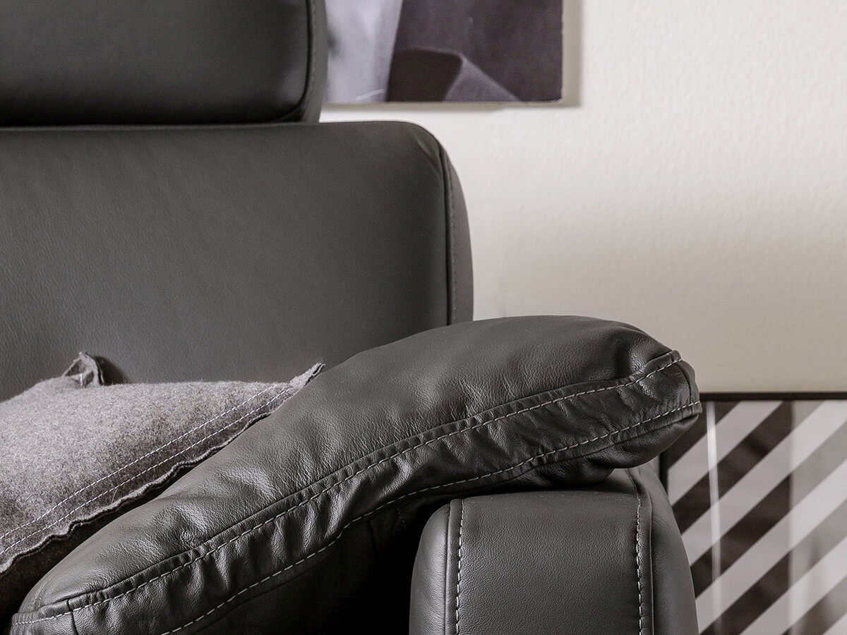 Modernes anthrazitfarbenes Ledersofa mit Chromf&uuml;&szlig;en und eleganter Kontrastnaht f&uuml;r stilvolles und bequemes Wohnen