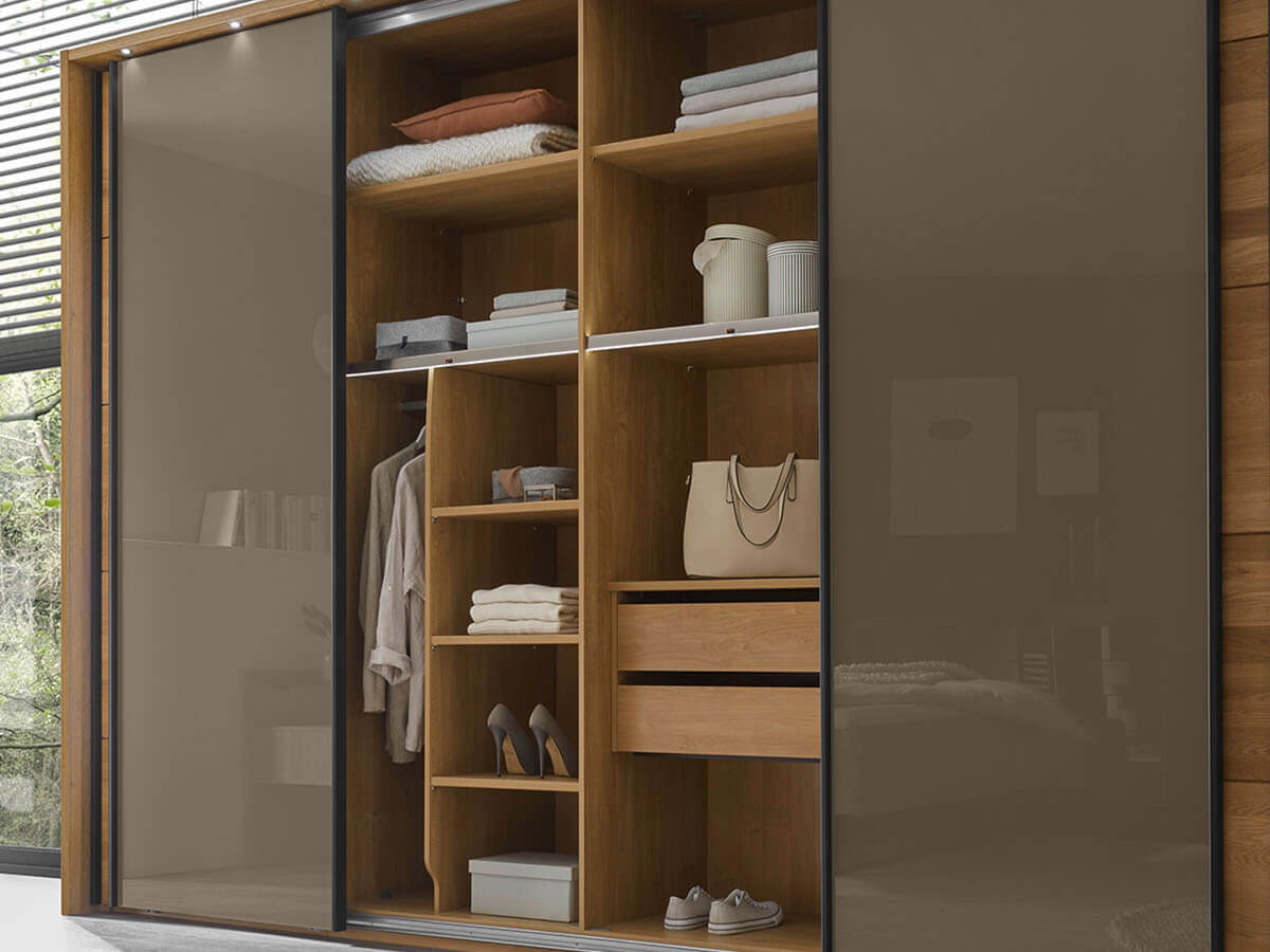 Schwebet&uuml;renschrank aus Eiche und Glas in Graubraun mit modernen Griffleisten, viel Stauraum und hochwertigem Design f&uuml;r stilvolle Schlafzimmer