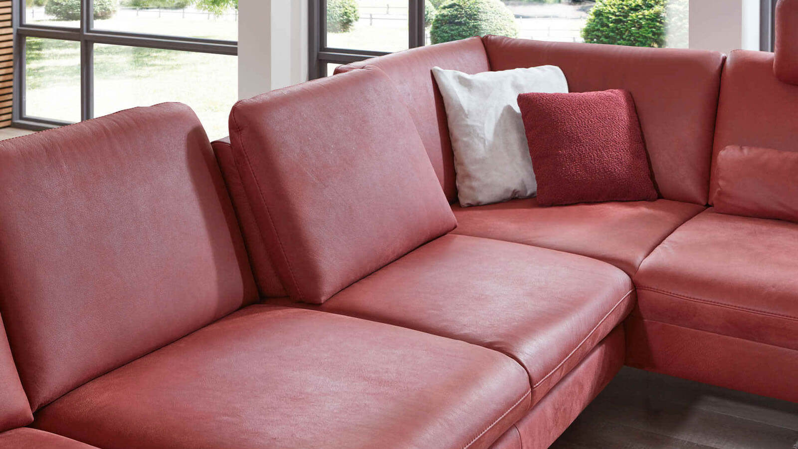 Moderne rote Leder Wohnlandschaft mit Relaxfunktion und verstellbarer Sitztiefe für komfortables Wohnen im Wohnzimmer
