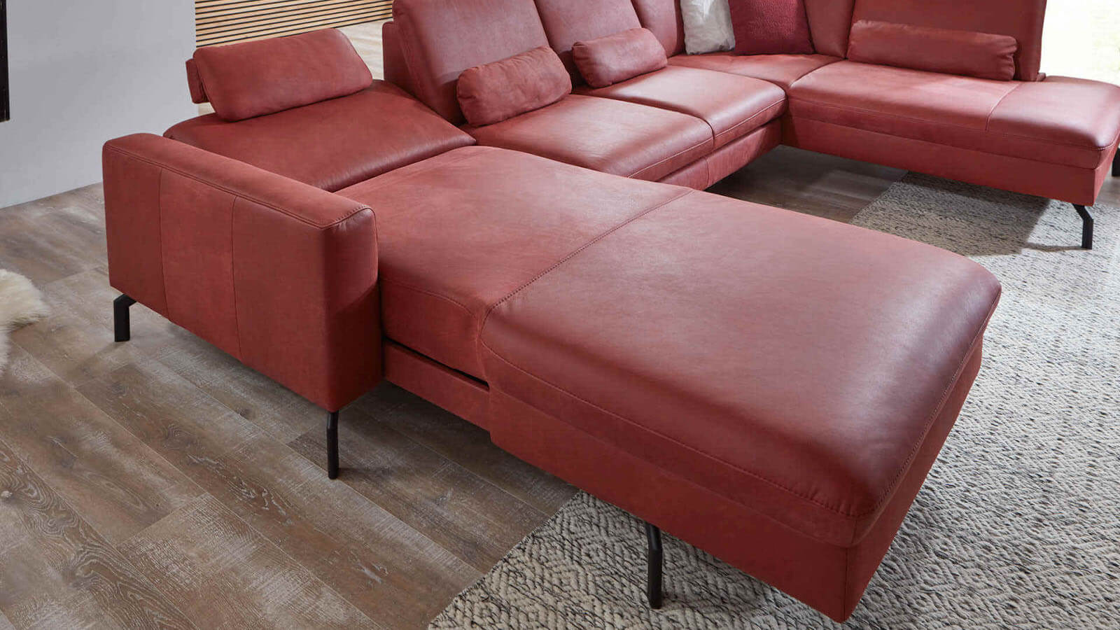 Moderne rote Leder Wohnlandschaft mit Relaxfunktion und verstellbarer Sitztiefe für komfortables Wohnen im Wohnzimmer