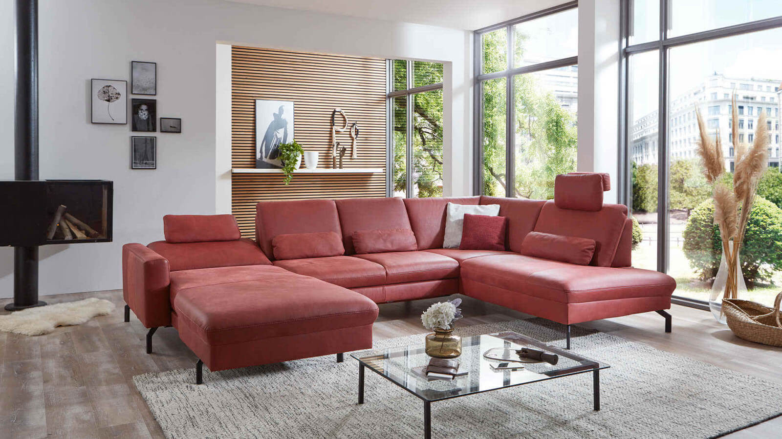 Moderne rote Leder Wohnlandschaft mit Relaxfunktion und verstellbarer Sitztiefe für komfortables Wohnen im Wohnzimmer