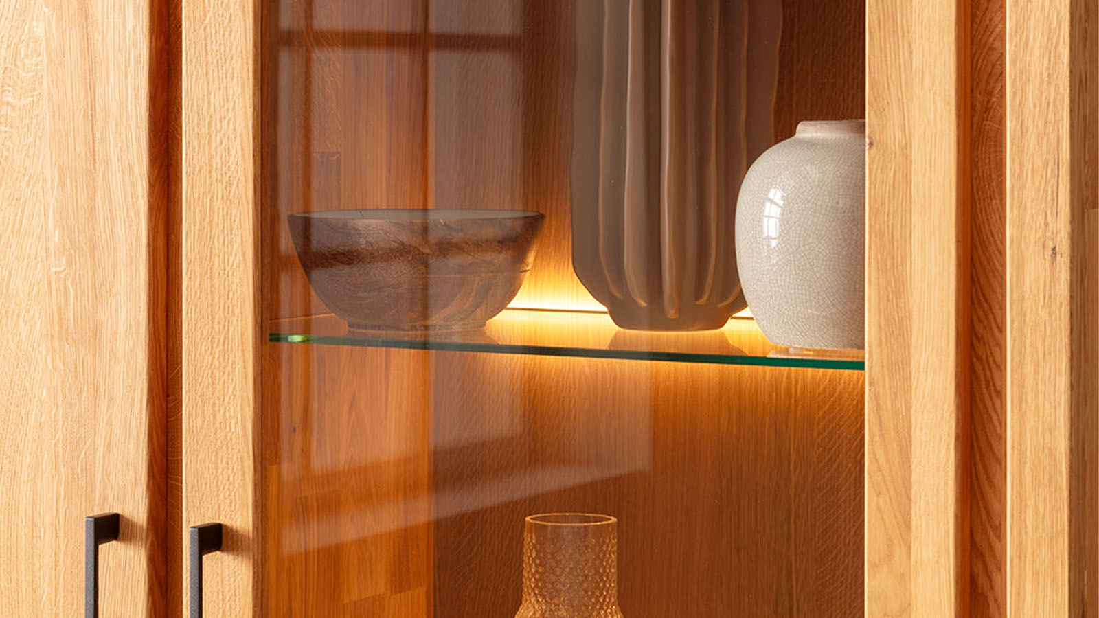 Wohnwand aus massiver Eiche in modernem Design mit integrierter LED-Beleuchtung, stilvollen Holzfronten und eleganter Wohnraumwirkung im Wohnzimmer