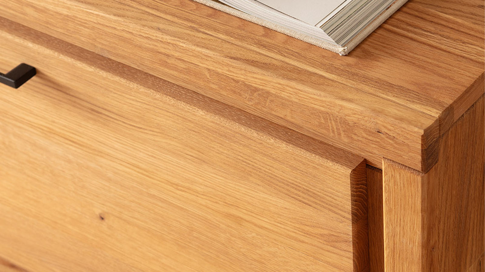 Wohnwand aus massiver Eiche in modernem Design mit integrierter LED-Beleuchtung, stilvollen Holzfronten und eleganter Wohnraumwirkung im Wohnzimmer