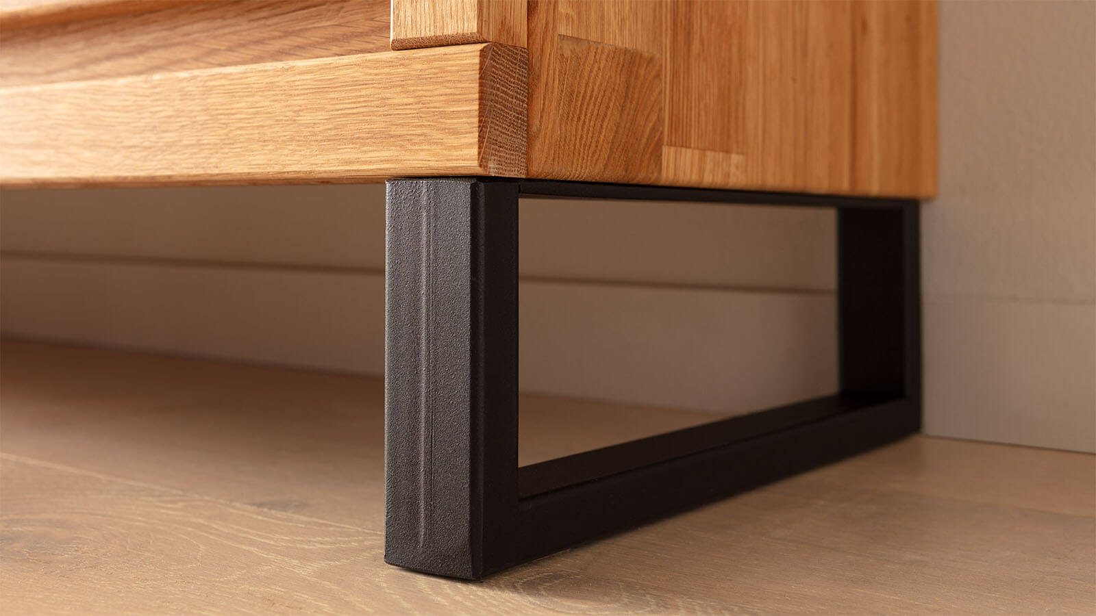 Wohnwand Farmingdale Light von Natura Home aus massiver, naturgeölter Eiche mit Highboard, Lowboard und Wandboard im modernen Wohnstil