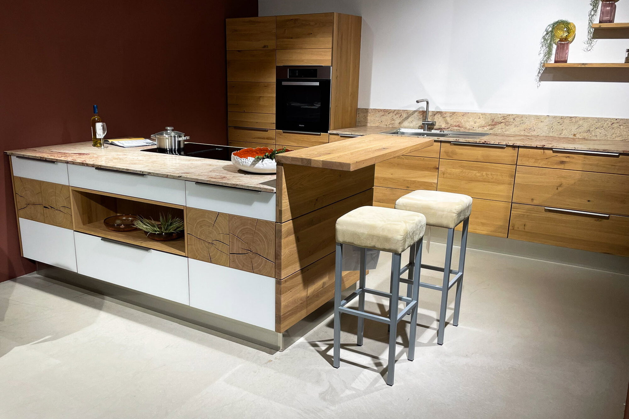 Stark reduzierte Ausstellungsküche von Decker bei Franke Home Company