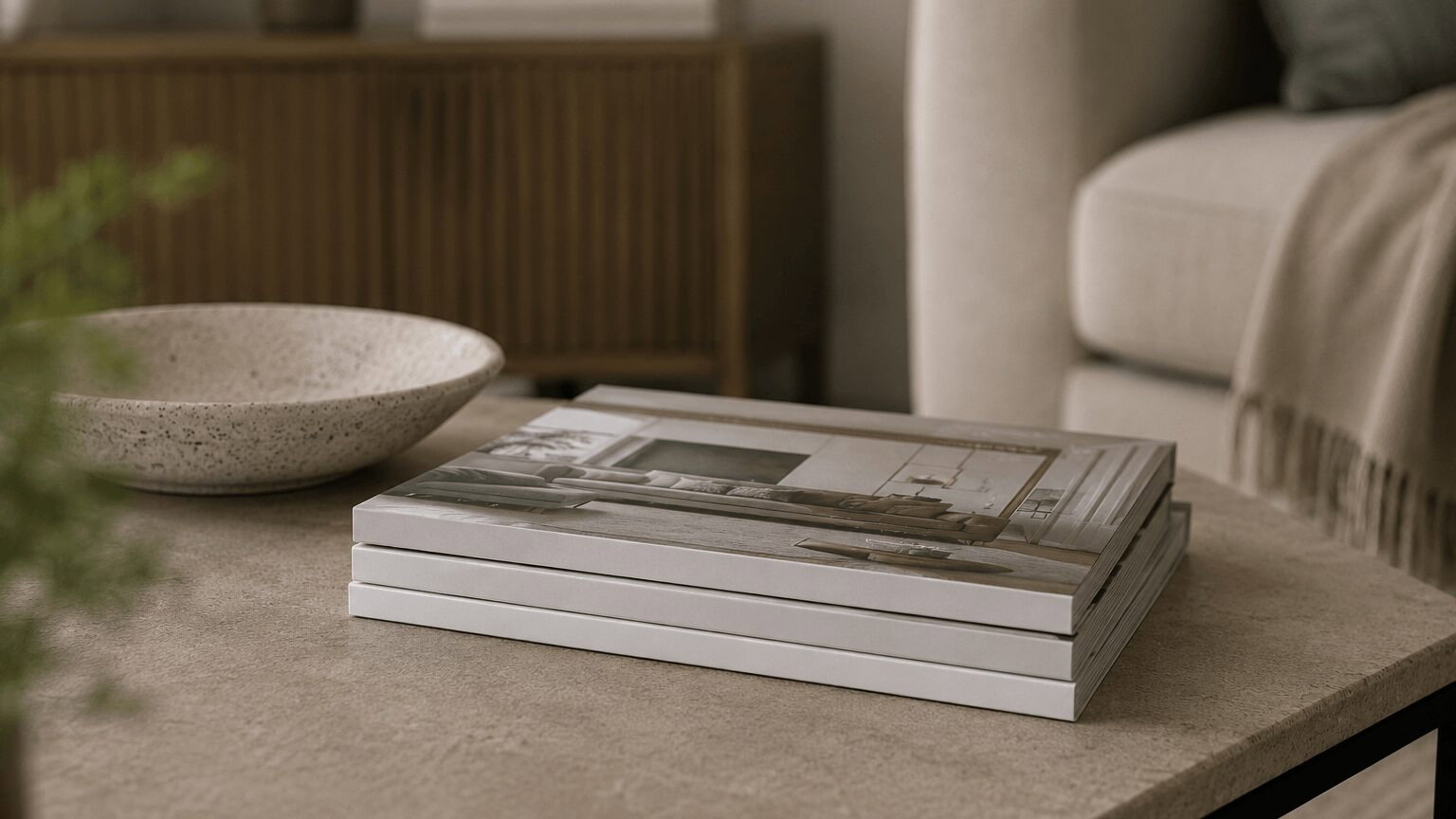 Ein Stapel Wohn- und Einrichtungsmagazine auf einem Couchtisch symbolisiert Inspiration rund um Interior Design. Doch nicht jede Einrichtungsregel, die sich hartn&auml;ckig h&auml;lt, f&uuml;hrt auch zu einem harmonischen Zuhause.