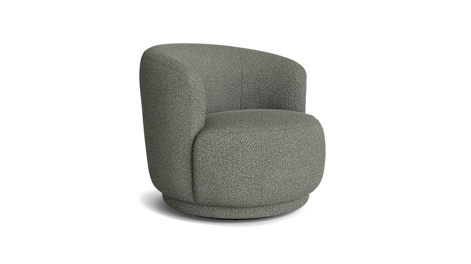 Yaroma Sessel mit weichem Stoffbezug in Nougat oder Schlamm, gepolsterter Sitz- und Rückenfläche sowie drehbarem Metallgestell. Der Sessel steht in einem wohnlich eingerichteten Raum und lädt zum entspannten Zurücklehnen, Lesen oder Gespräch in flexibler Sitzposition ein.