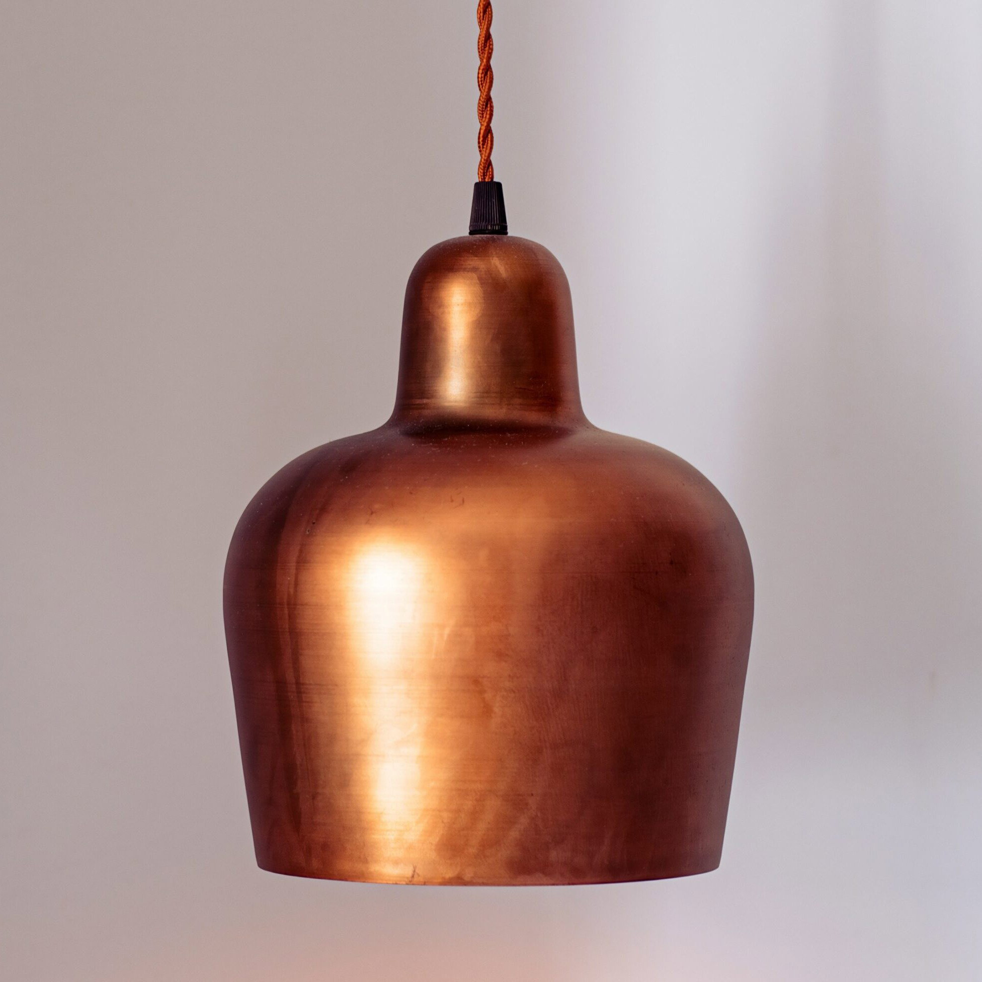 Detailaufnahme einer Kupferoberfl&auml;che mit nat&uuml;rlicher Patina als Beispiel f&uuml;r langlebige Materialien im Interior Design.