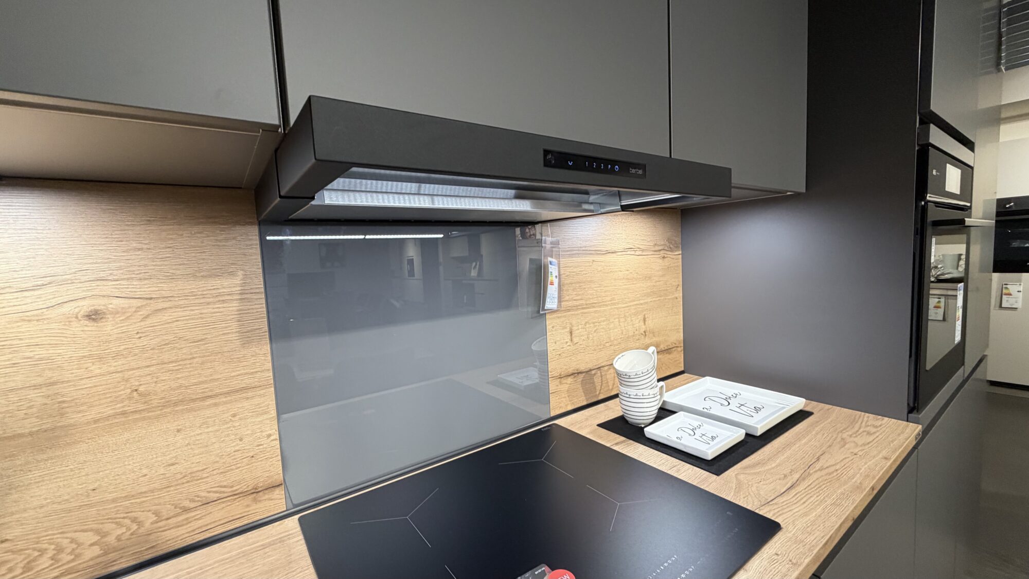 Nobilia *Musterküche* Touch inkl. AEG & Berbel Geräte – Bild 11