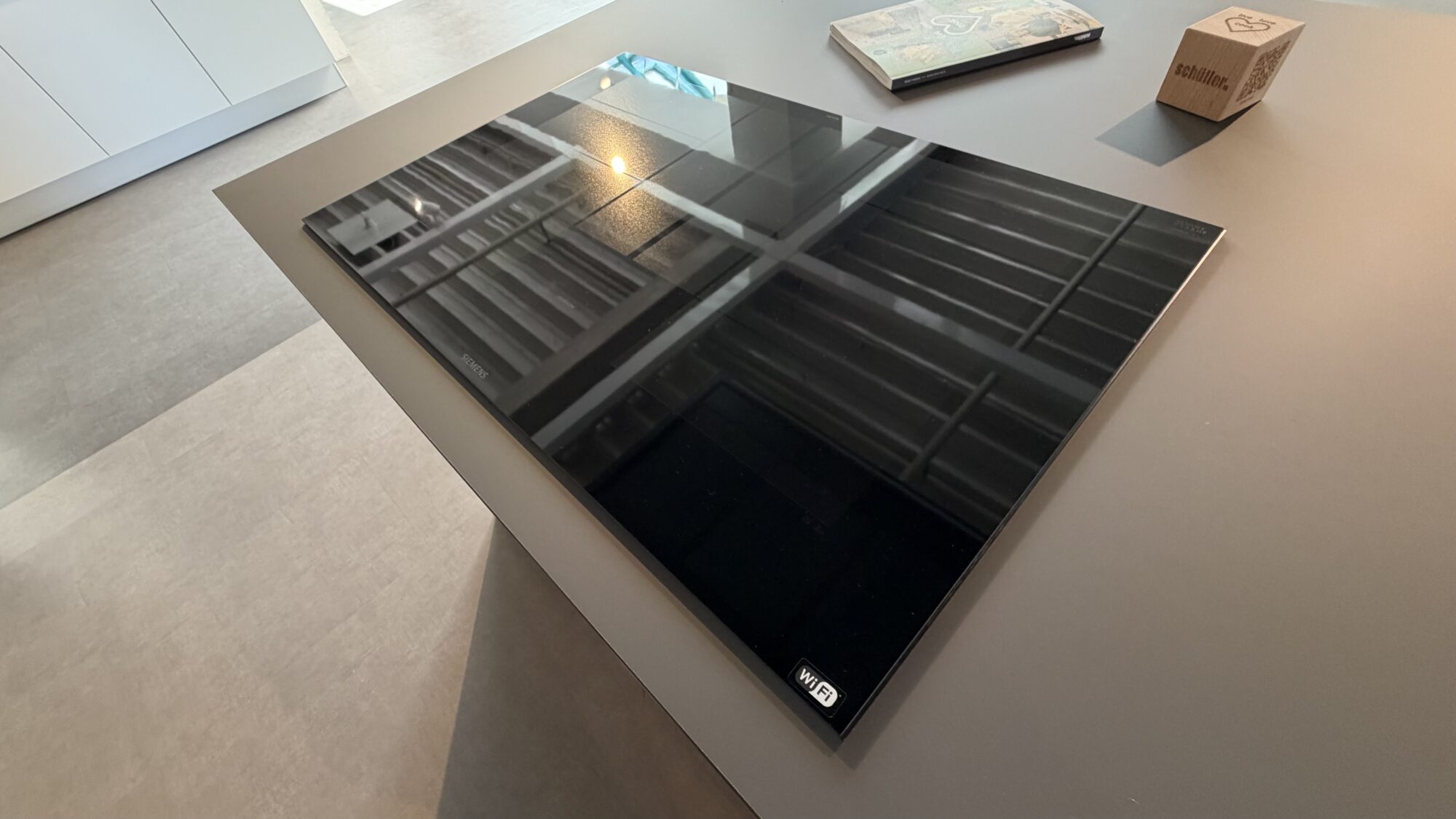Schüller *Musterküche* Smartglas inkl. Siemens & Falmec Geräte – Bild 13
