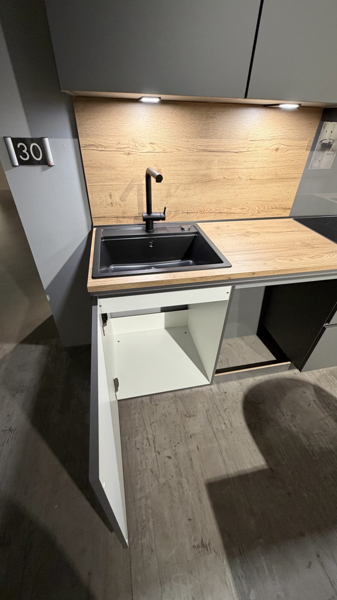 Nobilia *Musterküche* Touch inkl. AEG & Berbel Geräte – Bild 8