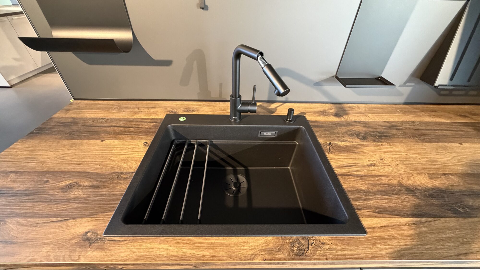 Schüller *Musterküche* Smartglas inkl. Siemens & Falmec Geräte – Bild 8