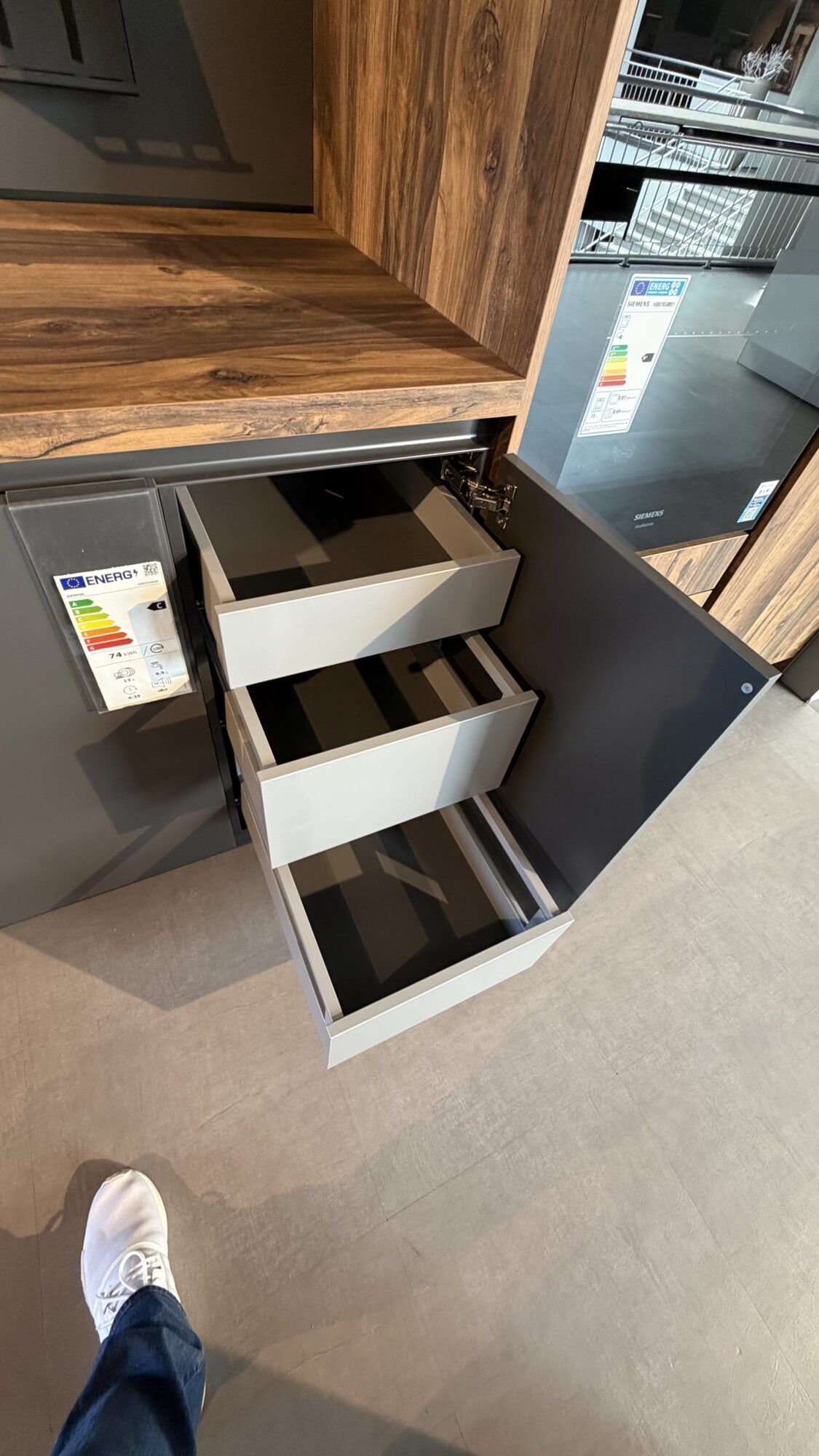 Schüller *Musterküche* Smartglas inkl. Siemens & Falmec Geräte – Bild 9