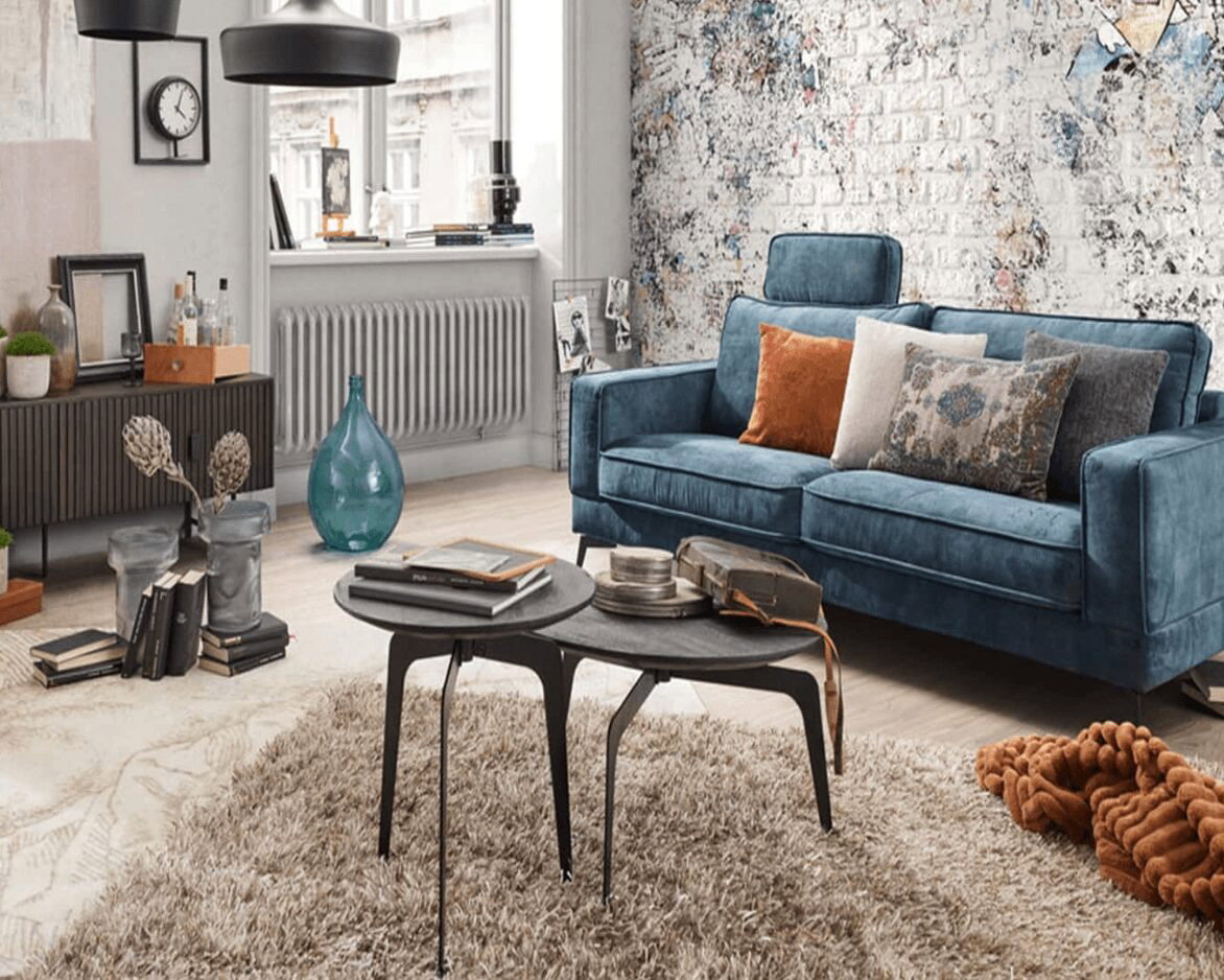 Modern eingerichtetes Wohnzimmer als Inspiration für die erste Wohnung mit Sofa, Couchtisch und stilvollen Möbeln.