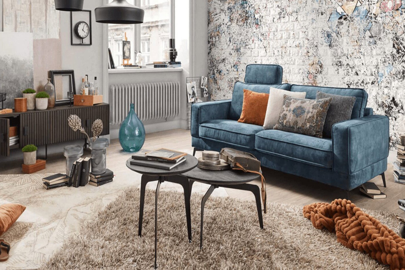Modern eingerichtetes Wohnzimmer als Inspiration für die erste Wohnung mit Sofa, Couchtisch und stilvollen Möbeln.