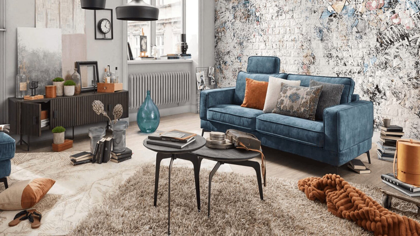Modern eingerichtetes Wohnzimmer als Inspiration für die erste Wohnung mit Sofa, Couchtisch und stilvollen Möbeln.