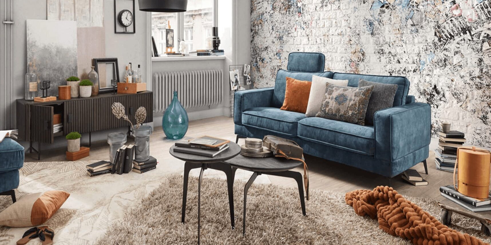 Modern eingerichtetes Wohnzimmer als Inspiration für die erste Wohnung mit Sofa, Couchtisch und stilvollen Möbeln.