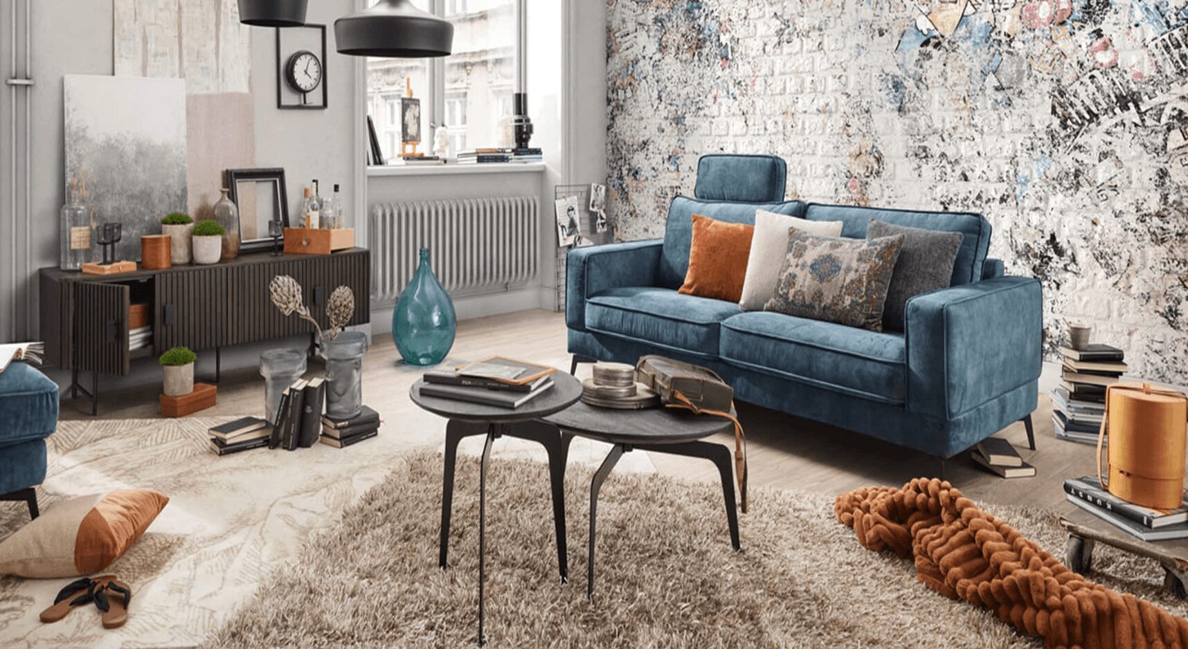 Modern eingerichtetes Wohnzimmer als Inspiration für die erste Wohnung mit Sofa, Couchtisch und stilvollen Möbeln.
