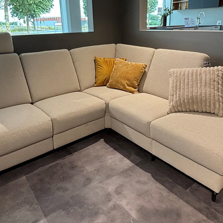 Modernes Ecksofa in heller Ausführung mit Relaxfunktion, verstellbarem Kopfteil, Klappfunktion und echtem Rücken.